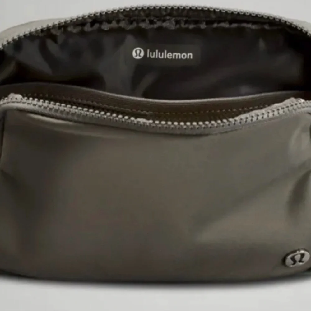 🆕  NEW Lululemon Everywhere Belt Bag Light Sage Green LARGE - Picture 4 of 8